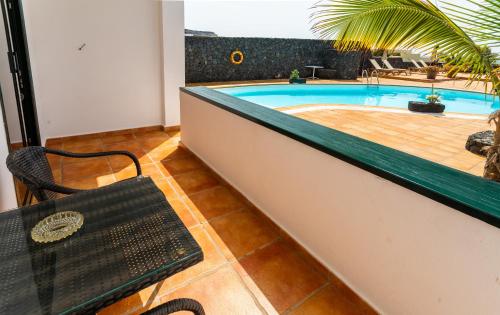 Double or Twin Room with Pool View del hotel El Hotelito Del Golfo. Foto 6