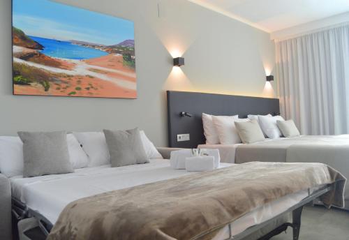Habitación Triple Deluxe Level con vistas al mar del hotel Dos Playas - 30º Hotels. Foto 1