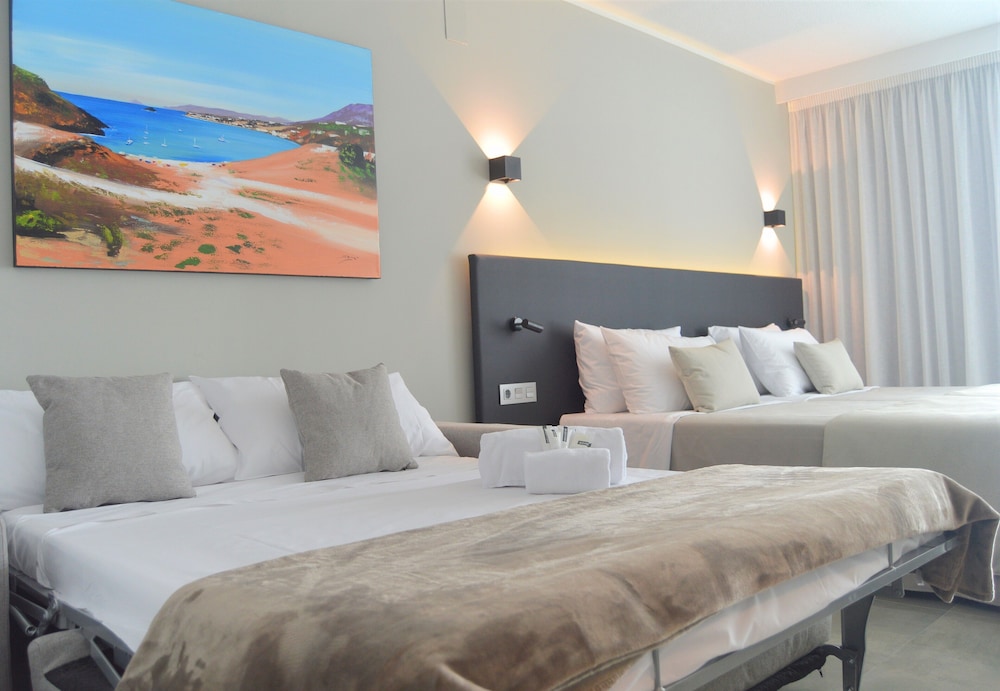 Habitación Deluxe triple, vistas a la piscina del hotel ALEGRIA Dos Playas. Foto 1