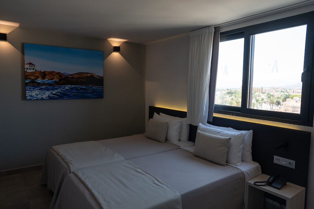 Habitación Deluxe triple, vistas a la piscina del hotel ALEGRIA Dos Playas. Foto 4