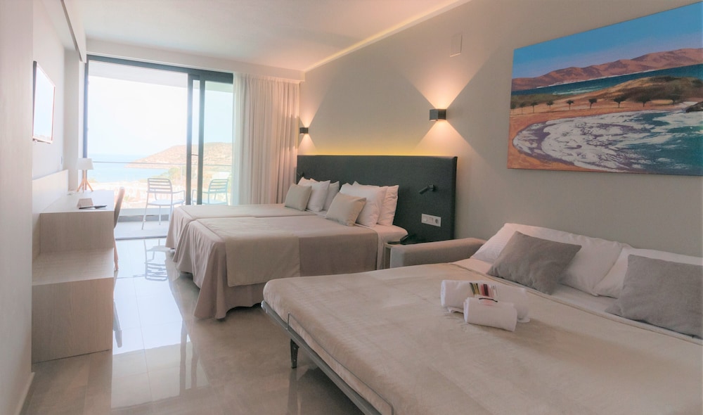 Habitación Triple Deluxe, Terraza, Vistas al Mar del hotel ALEGRIA Dos Playas