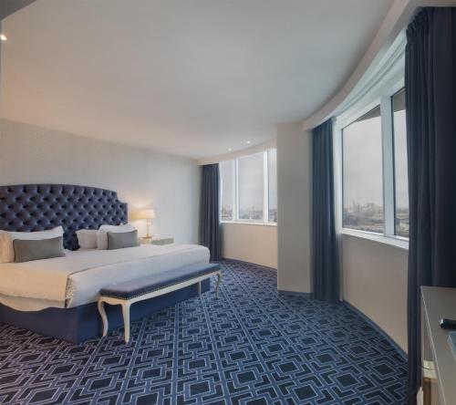 Suite Premium de 1 dormitorio con cama extragrande del hotel DoubleTree by Hilton Casablanca City Centre