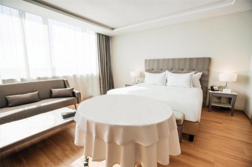 Suite Deluxe de 1 dormitorio con cama extragrande del hotel DoubleTree by Hilton Casablanca City Centre