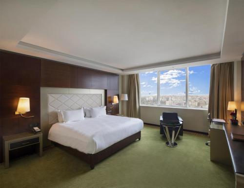 Habitación Premium con cama extragrande del hotel DoubleTree by Hilton Casablanca City Centre. Foto 1