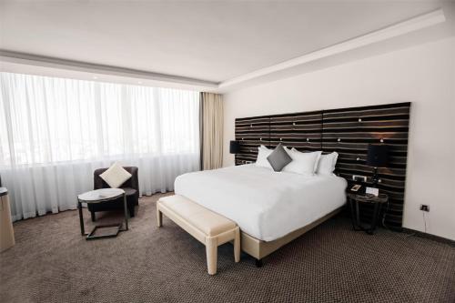 Suite Premium de 1 dormitorio con cama extragrande del hotel DoubleTree by Hilton Casablanca City Centre. Foto 16
