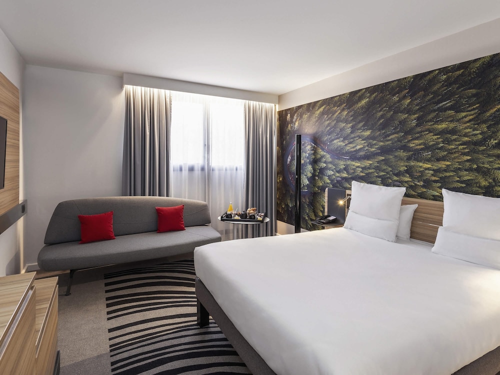 Habitación Classic con una cama doble y un sofá cama individual del hotel Novotel Blois Centre Val De Loire