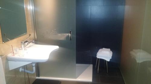 Habitación Doble adaptada para personas con discapacidad - 2 camas del hotel Escuderos Hotel Cruz. Foto 2