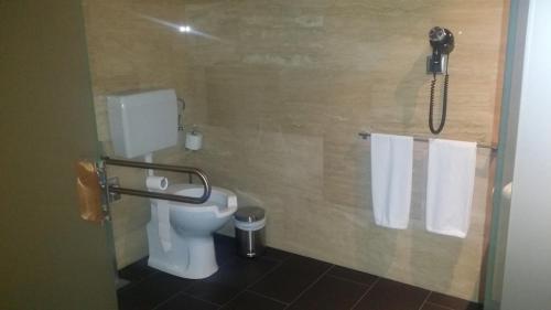 Habitación Doble adaptada para personas con discapacidad - 2 camas del hotel Escuderos Hotel Cruz. Foto 3