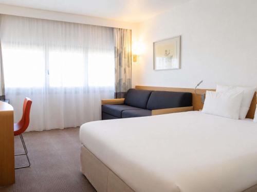 Habitación Clásica - 1 cama doble y 1 sofá - cama del hotel Novotel Nantes Centre Gare. Foto 1