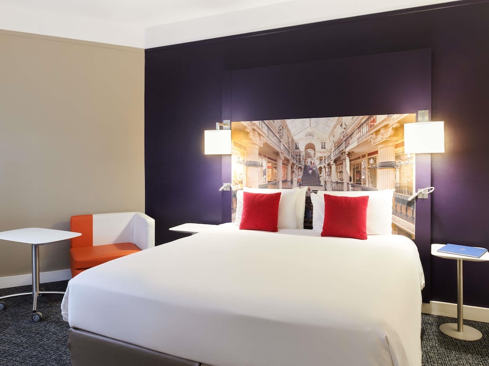 Suite, 1 cama de matrimonio grande con sofá cama del hotel Mercure Nantes Centre Grand