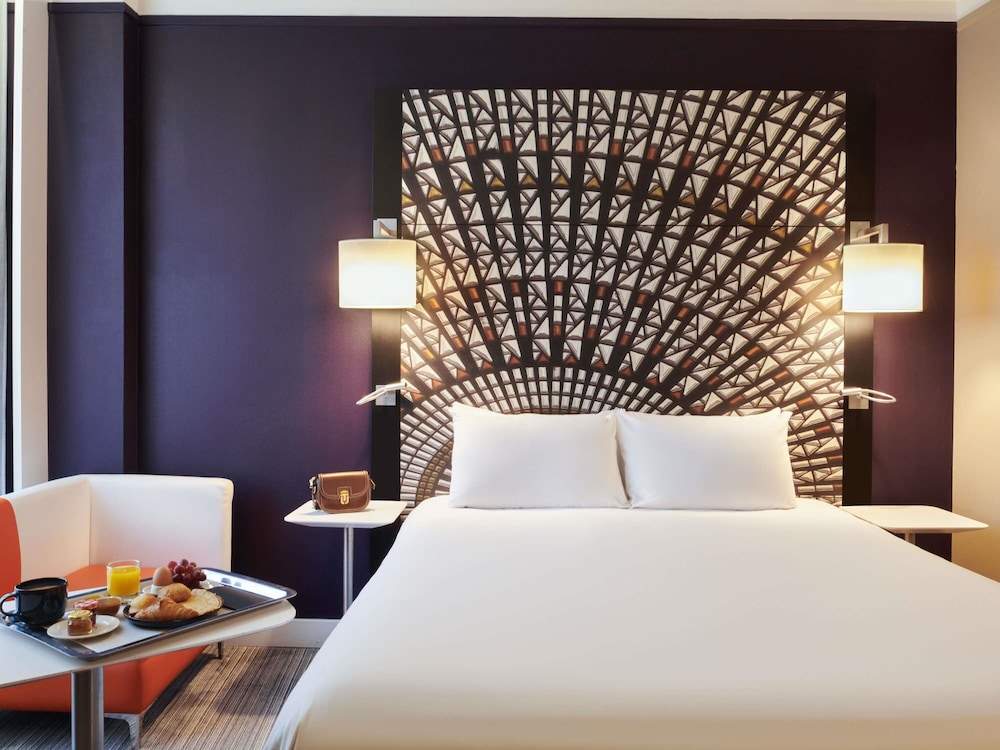 Suite, 1 cama de matrimonio grande con sofá cama del hotel Mercure Nantes Centre Grand. Foto 8