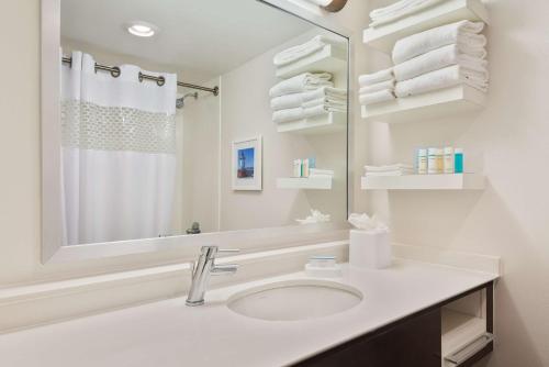 Habitación - No fumadores - Cama grande del hotel Hampton Inn White Plains/tarrytown. Foto 3