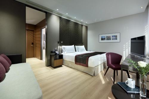 Habitación Deluxe del hotel Eurostars Torre Sevilla. Foto 2