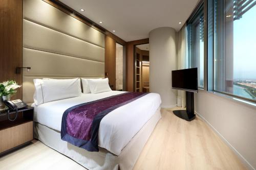 Suite Junior con vistas a la ciudad del hotel Eurostars Torre Sevilla