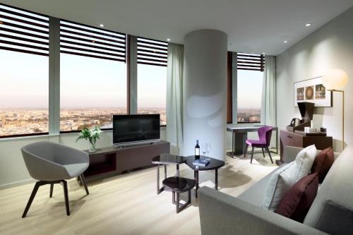 Suite Junior con vistas a la ciudad del hotel Eurostars Torre Sevilla. Foto 2