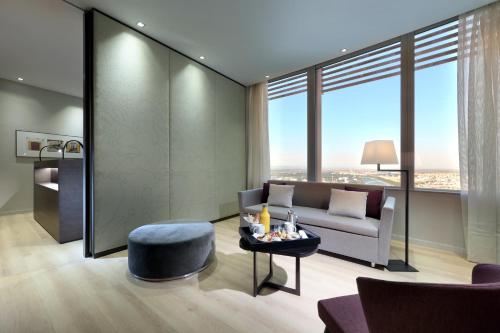 Suite Junior con vistas a la ciudad del hotel Eurostars Torre Sevilla. Foto 3