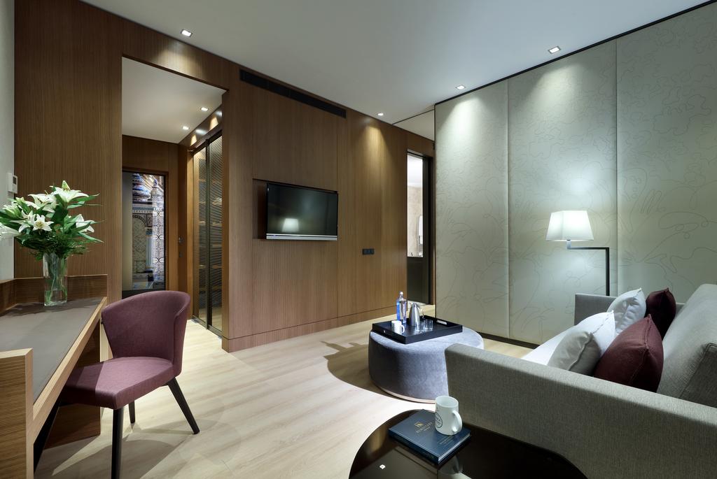 Junior suite Lujo del hotel Eurostars Torre Sevilla. Foto 1