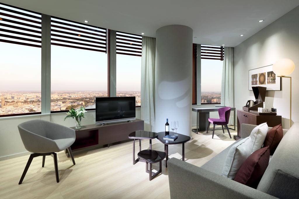Junior suite Lujo Vista ciudad del hotel Eurostars Torre Sevilla. Foto 1