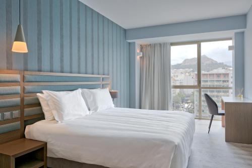 Habitación Supreme con vistas al monte Licabeto del hotel Athens Tiare By Mage Hotels. Foto 3