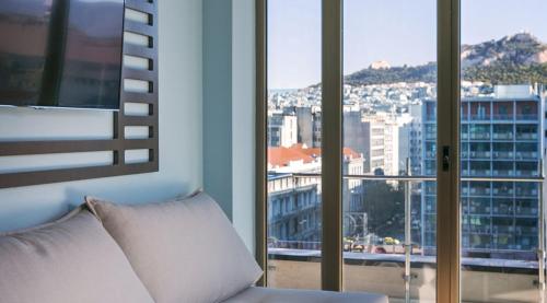 Suite Esquinera con vistas a la fuente del hotel Athens Tiare By Mage Hotels