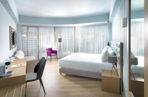 Suite Esquinera con vistas a la fuente del hotel Athens Tiare By Mage Hotels. Foto 1