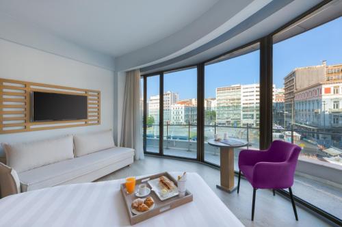 Suite Esquinera con vistas a la fuente del hotel Athens Tiare By Mage Hotels. Foto 4
