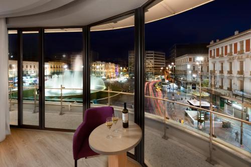 Suite Esquinera con vistas a la fuente del hotel Athens Tiare By Mage Hotels. Foto 6