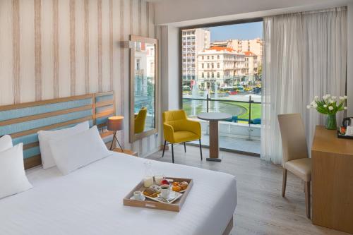 Habitación Deluxe con vistas a la fuente del hotel Athens Tiare By Mage Hotels. Foto 1