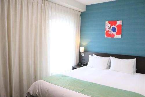 Habitación con cama extragrande. del hotel Gran Ms Kyoto. Foto 1