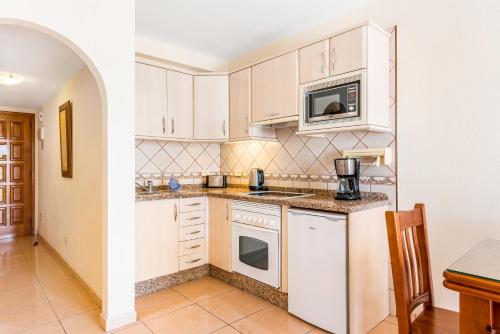 One - Bedroom Large Apartment with Balcony and External View del hotel Club Tenerife. Foto 6