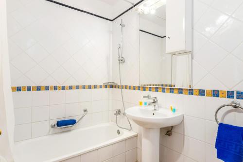 One - Bedroom Large Apartment with Balcony and External View del hotel Club Tenerife. Foto 11