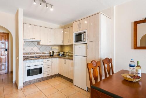 One - Bedroom Sunny Apartment with Pool View del hotel Club Tenerife. Foto 2