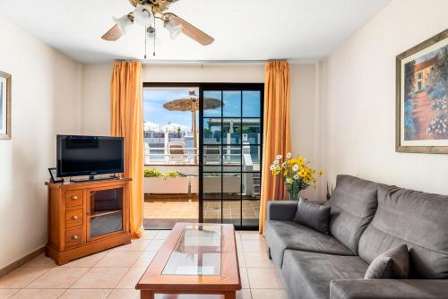 One - Bedroom Sunny Large Apartment with Pool View del hotel Club Tenerife. Foto 1