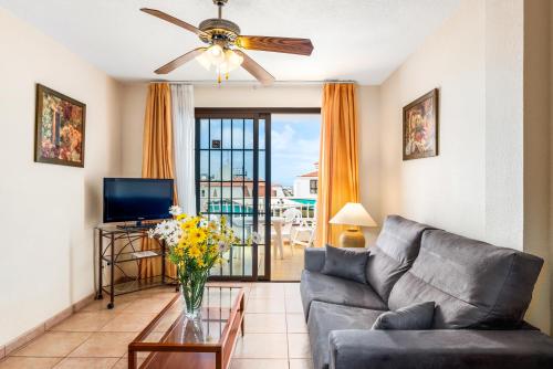 One - Bedroom Sunny Large Apartment with Pool View del hotel Club Tenerife. Foto 7