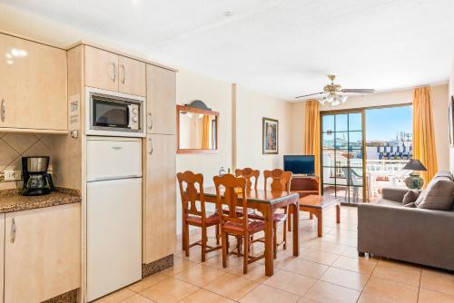 One - Bedroom Sunny Large Apartment with Pool View del hotel Club Tenerife. Foto 9