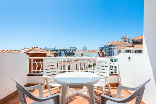 One - Bedroom Sunny Large Apartment with Pool View del hotel Club Tenerife. Foto 12