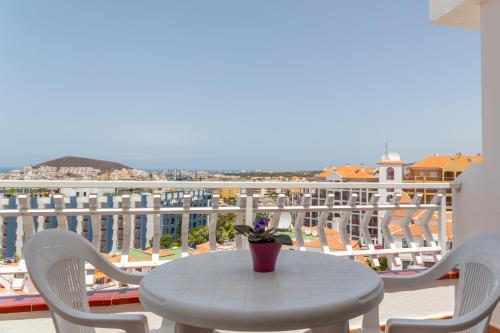 One - Bedroom Sunny Large Apartment with Pool View del hotel Club Tenerife. Foto 14