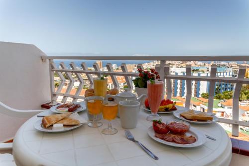 One - Bedroom Sunny Large Apartment with Pool View del hotel Club Tenerife. Foto 16