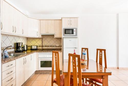 One - Bedroom Sunny Large Apartment with Pool View del hotel Club Tenerife. Foto 27