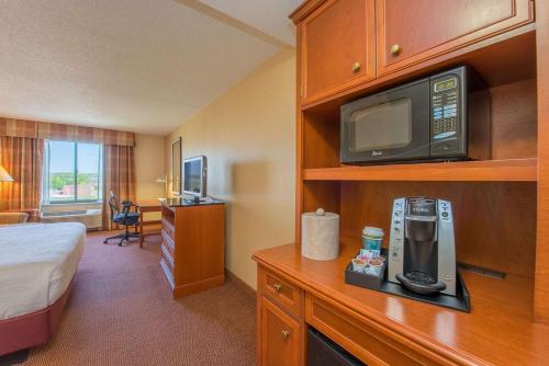 Habitación Deluxe con cama extragrande - Adaptada para personas con movilidad reducida del hotel Hilton Garden Inn Poughkeepsie/Fishkill. Foto 1