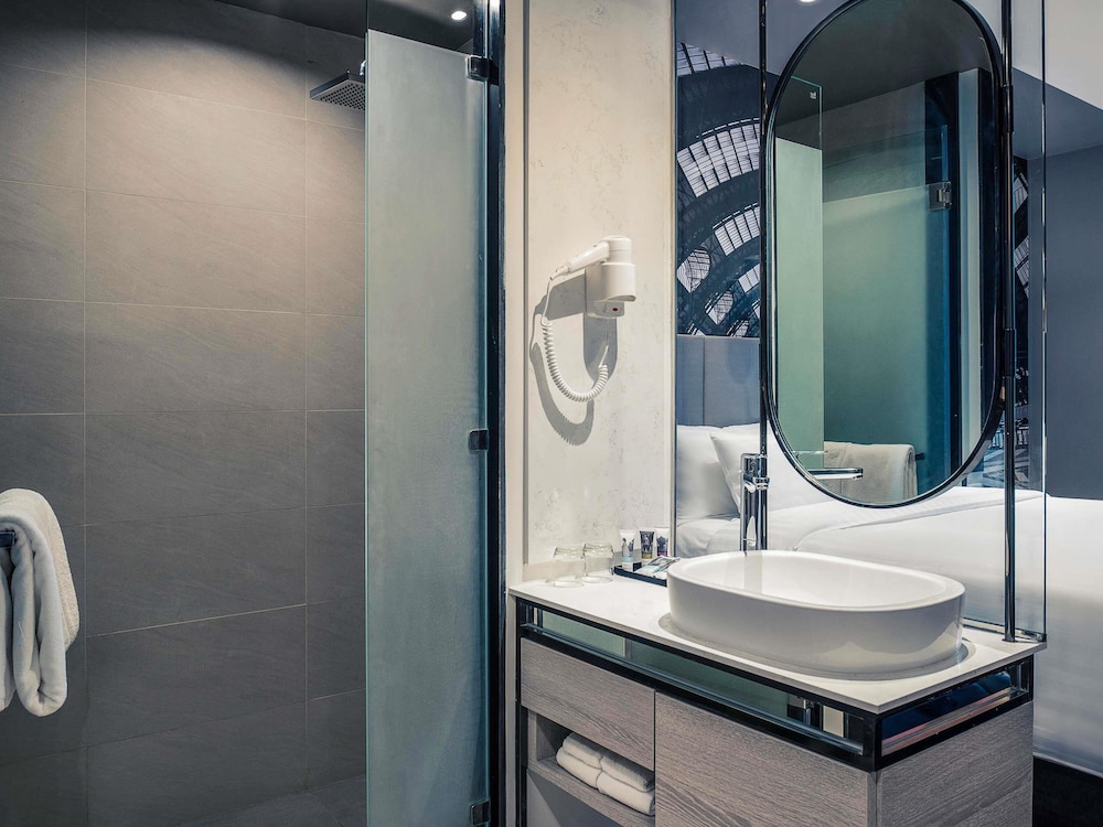 Habitación superior, 1 cama de matrimonio grande del hotel Mercure Bangkok Makkasan. Foto 1