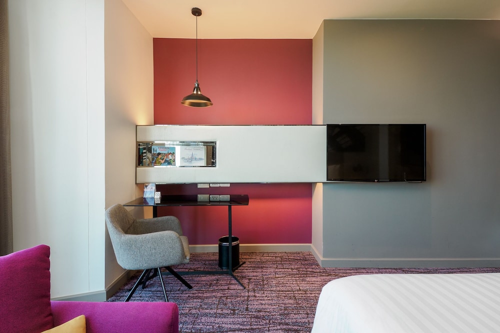 Habitación superior, 1 cama de matrimonio grande del hotel Mercure Bangkok Makkasan. Foto 4