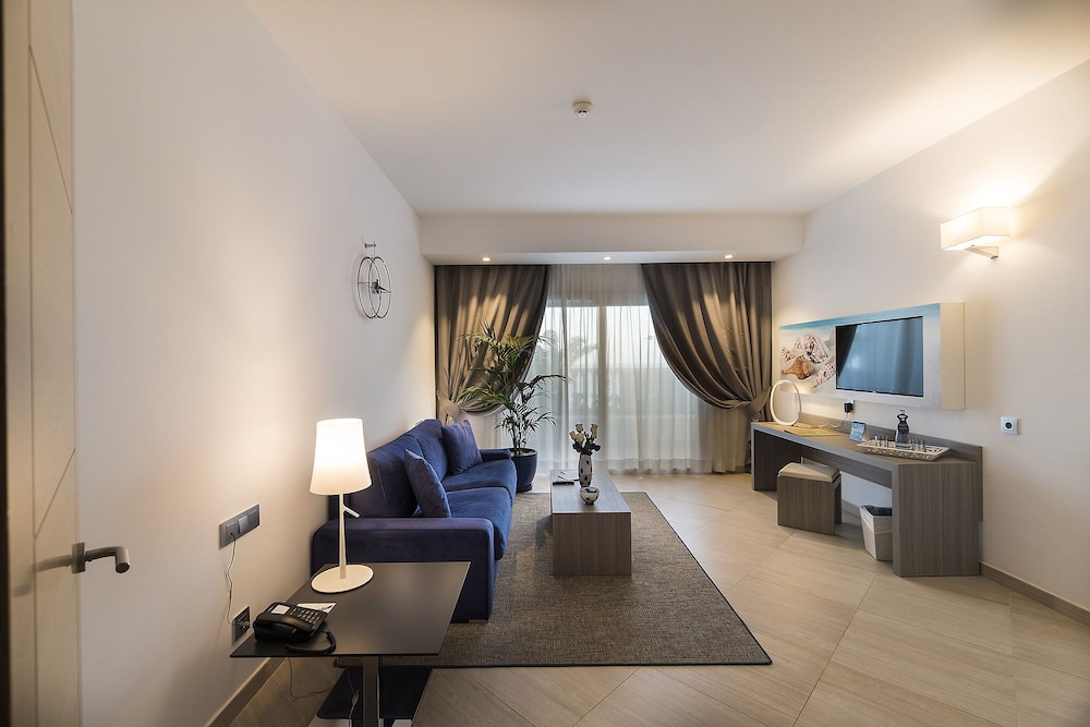 Suite estudio presidencial (Triple) del hotel Royal Palm Resort and Spa - Adults Only. Foto 3
