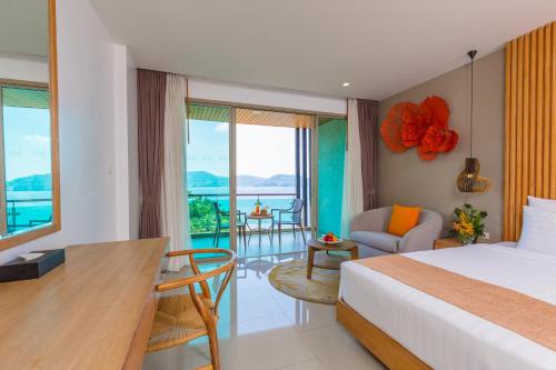 Habitación Deluxe con cama extragrande del hotel Wyndham Grand Phuket Kalim Bay. Foto 1