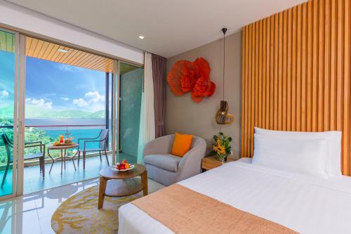 Habitación Deluxe con cama extragrande del hotel Wyndham Grand Phuket Kalim Bay. Foto 2