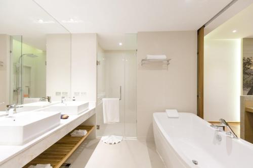 Suite Pool con vistas al mar del hotel Wyndham Grand Phuket Kalim Bay