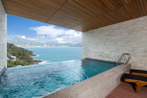 Suite Pool con vistas al mar del hotel Wyndham Grand Phuket Kalim Bay. Foto 2
