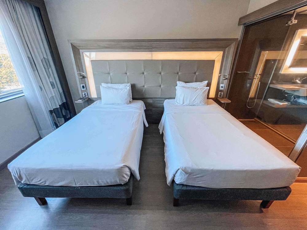 Apartamento de categoría superior con dos camas individuales del hotel Novotel Rj Praia De Botafogo