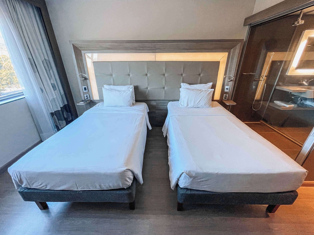 Apartamento de categoría superior con dos camas individuales del hotel Novotel Rj Praia De Botafogo. Foto 2