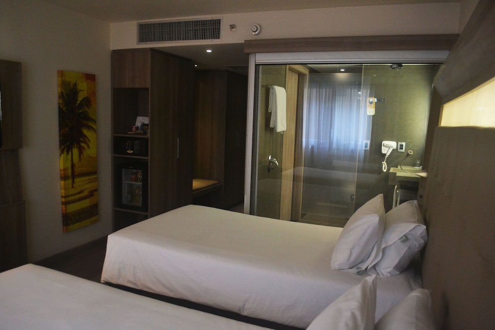 Apartamento de categoría superior con dos camas individuales del hotel Novotel Rj Praia De Botafogo. Foto 6